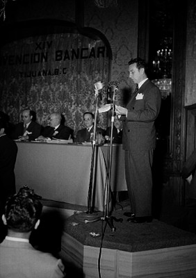 Orador durante convención bancaria