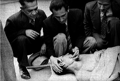 Médico forense examinando cadáver, relativo al caso Armenta
