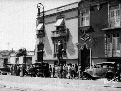 Detectives investigando el crimen de Jacinta Aznar en una casa
