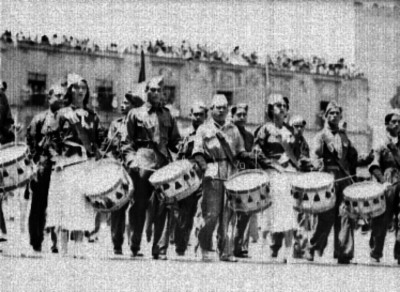 Banda de guerra formada por obreros milicianos, durante un desfile de abanderamiento, por Vicente Lombardo Toledano