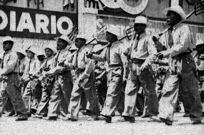 Obreros desfilando con bielgos durante una ceremonia de abanderamiento por Vicente Lombardo Toledano