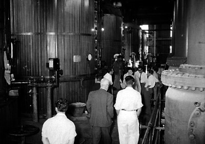Marco Antonio Muñoz y empresarios recorriendo instalaciones con maquinaria industrial del Ingenio azucarero de Zacatepec, Morelos