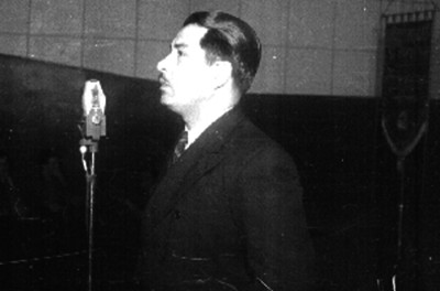 Líder obrero ante micrófono durante la asamblea de huelga de la Compañía Telefónica y Telegráfica Mexicana