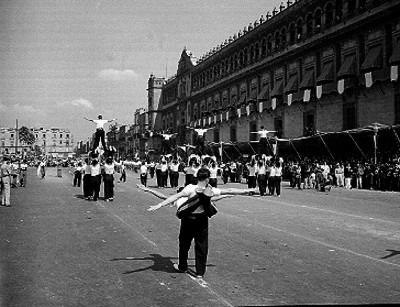 Adolescentes haciendo pirámides gimnasticas durante un desfile