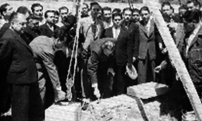 Líderes obreros colocando la primera piedra del hospital del sindicato azucarero