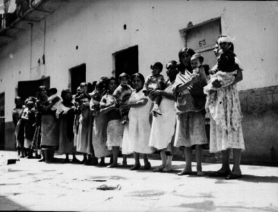 Presas con su hijos en brazos, fuera de la crujía de la penitenciaria del D.F.