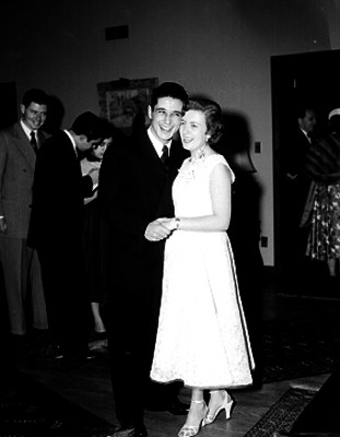 Hija de Somlo con su novio, sonrriendo durante su boda civil