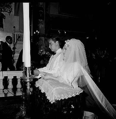 Patricia Fernández Chávez y su novio arrodillados ante el altar durante su boda religiosa