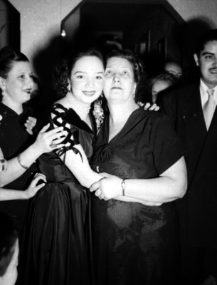 Novia abrazando a su madre durante su matrimonio civil en una habitación, retrato