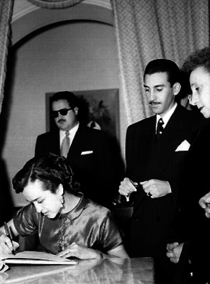 Novia firmando un libro durante su matrimonio civil en una habitación