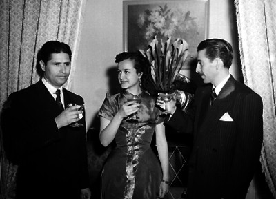 Novios brindando con un hombre durante su matrimonio civil en una habitación