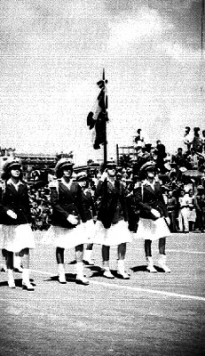 Escolta escolar desfilando en el Zócalo de la ciudad de México