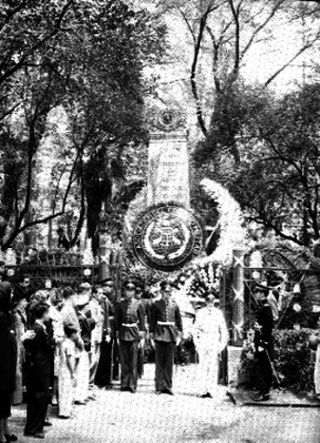 Cadetes haciendo guardia ante el monumento a los Niños Héroes