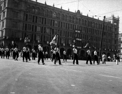 Adolescentes desfilando con banderas por el Zócalo del Distrito Federal