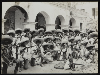 Ejercito de zapatistas en el interior de un claustro