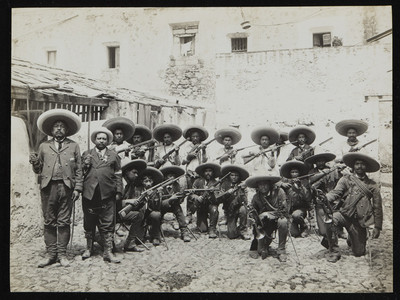 Compañía de revolucionarios en el patio de un claustro