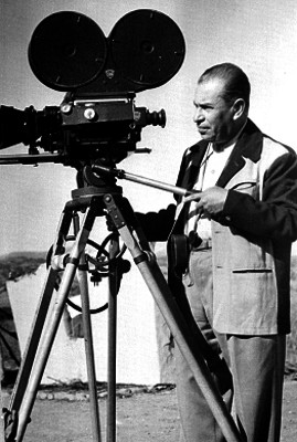 Ezequiel Carrasco, camarógrafo pionero del cine mexicano, maniobrando una cámara de filmación