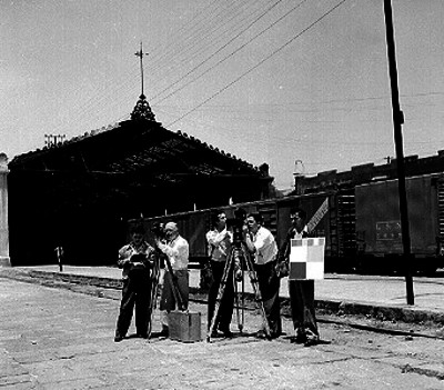 Antonio Carrillo y otros camarógrafos filmando en una estación de ferrocarril