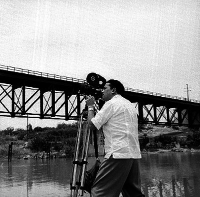 Antonio Carrillo, camarógrafo; filmando un puente de ferrocarril sobre un río