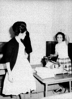 Secretarias conversando en una oficina