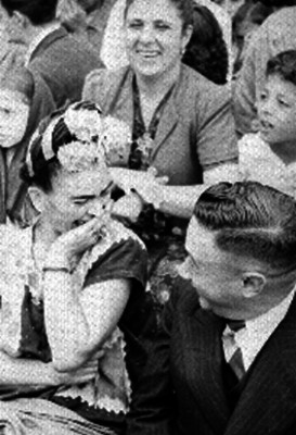 Frida Kahlo Calderón durante una fiesta popular