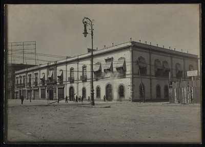 Casas y red de alumbrado dañados en avenida Juárez y Balderas