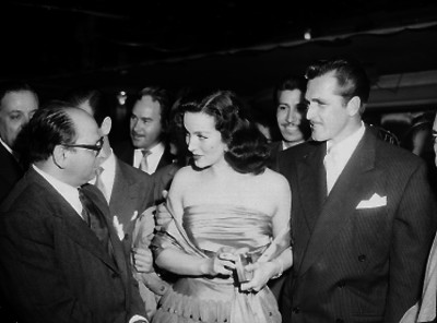 Luis G. Urbina conversando con María Félix en una reunión