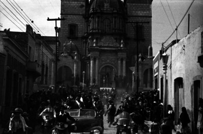 Toreros y charros haciendo su entrada a una plaza de toros