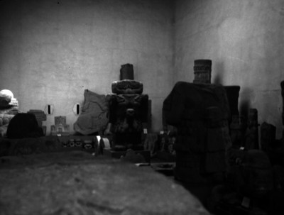 Piezas arqueológicas de la cultura mexica en el interior de una bodega de Museo Nacional