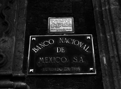 Placa de la casa de los condes de San Mateo Valparaiso, Hoy Banco Nacional de México