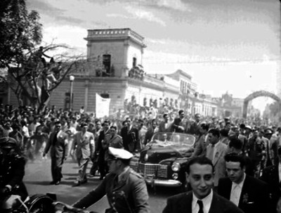 Miguel Alemán, Jesús González y comitiva entrando al teatro donde tomara la posesión como gobernador