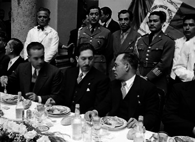 Miguel Alemán y Jesús González durante un banquete