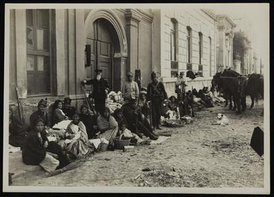 Soldados maderistas y sus mujeres en la calle Rinconada de San Diego