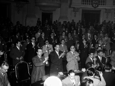 Los diputados al XLII Congreso de la Unión aplauden, momentos después de haber sido declarado presidente de la República Adolfo Ruiz Cortines