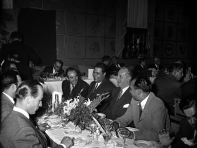 Editores y periodistas durante un banquete de la revista Tiempo