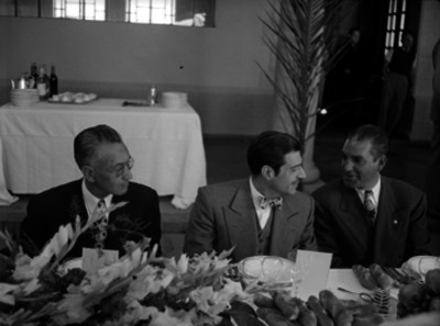 Fotógrafos conversando durante el banquete ofrecido a Miguel Alemán Valdés