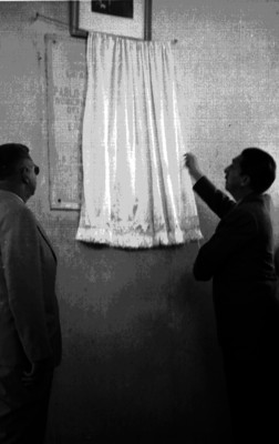 Miguel Alemán Valdés develando una placa durante una gira presidencial