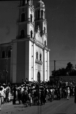 Gente esperando la llegada de Miguel Alemán Valdés