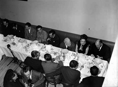 Miguel Alemán Valdés hace uso de la palabra durante una cena ofrecida en su honor por artistas de cine en un salón