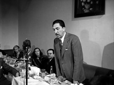 Miguel Alemán Valdés haciendo uso de la palabra durante una cena ofrecida en su honor por artistas de cine en un salón