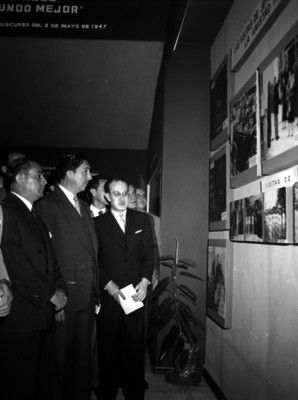 Miguel Alemán Valdés y otros fucionarios públicos en una exposición