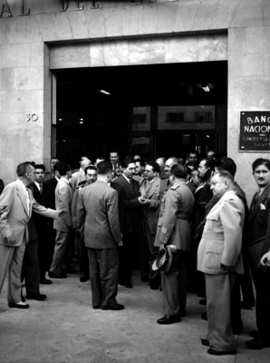 Miguel Alemán Valdés saludando a ejecutivos frente al Banco del Ejército y la Armada durante su inauguración