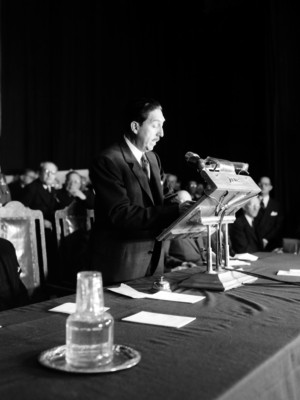 Miguel Alemán Valdés pronunciando un discurso, en el palacio de Bellas Artes