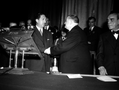 Miguel Alemán Valdés recibiendo felicitaciones de un intelectual en la palacio de Bellas Artes