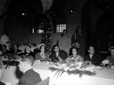 Miguel Alemán Valdés durante un banquete ofrecido po miembros de la academia de la Lengua
