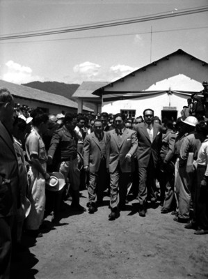 Miguel Alemán Valdés, Fernando Casas Alemán, Antonio Díaz LOmbardo y otras personas caminando por una calle