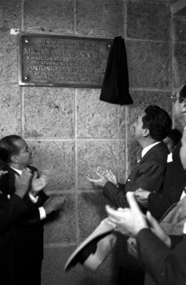 Miguel Alemán Valdés develando una placa conmemorativa en una clinica