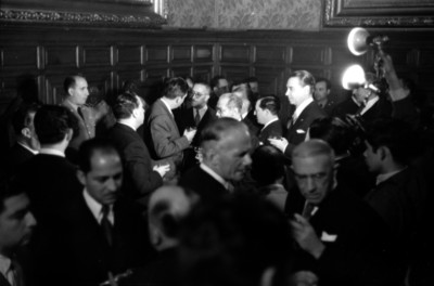 Miguel Alemán Valdés conviviendo con funcionarios publicos durante un brindis de fin de año en Palacio Nacional
