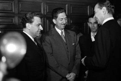 Miguel Alemán Valdés conversando con Ramón Beteta y Jaime Torres Bodet en el brindis de fin de año en Palacio Nacional