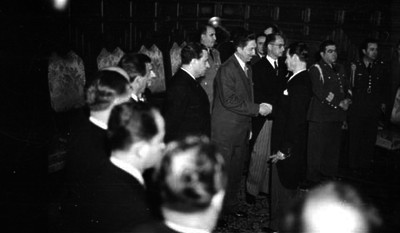 Miguel Alemán Valdés saludando a Jaime Torres Bodet en la recepción de fin de año en Palacio Nacional